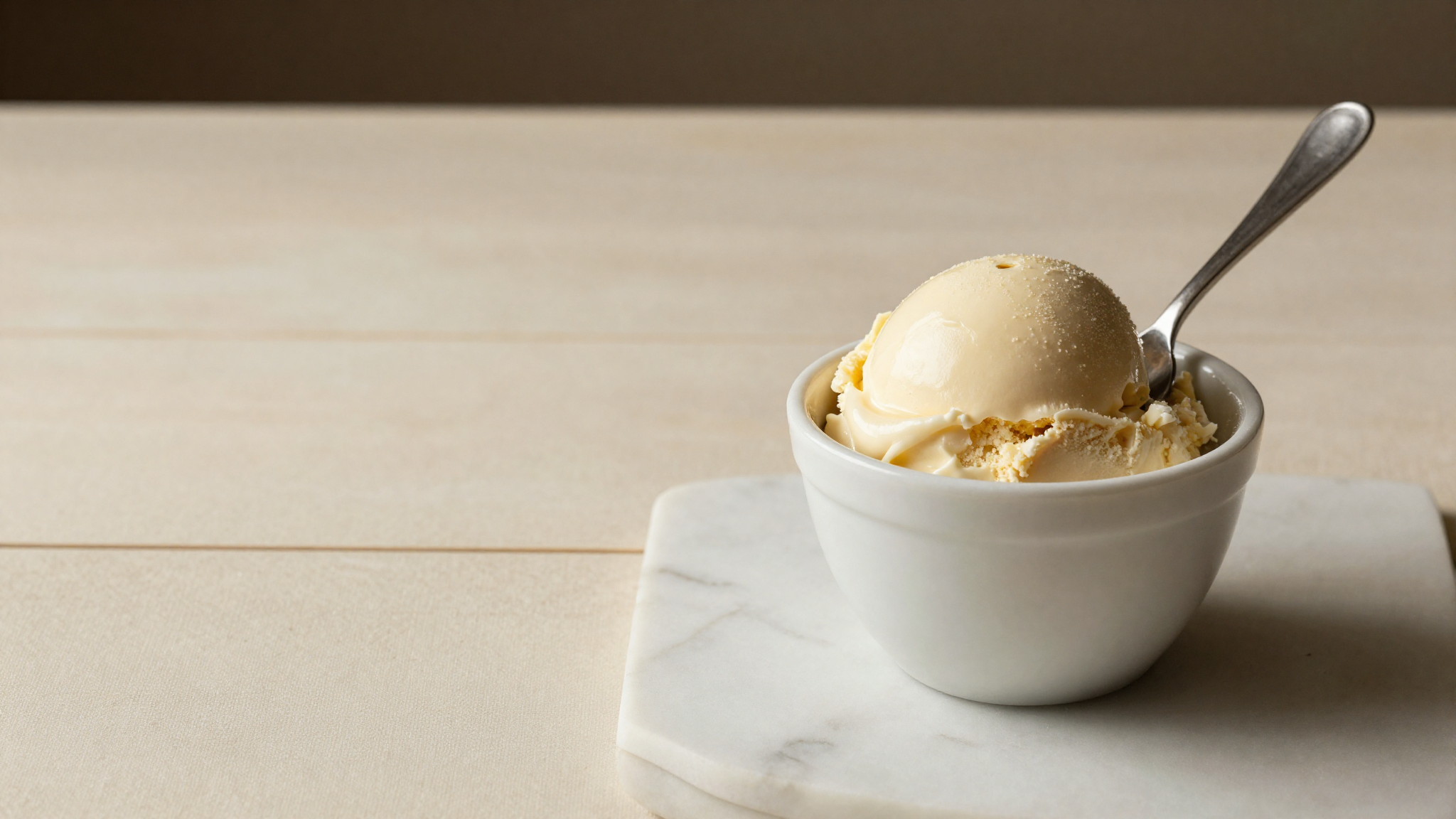 Side-by-side spoon test comparing creamy vs. gummy gelato texture
